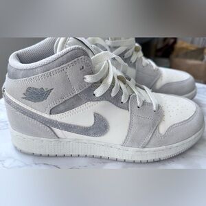 Nike High-Top Air Jordans in White With Gray Swoosh/Suede sz Y5.5 Excellent